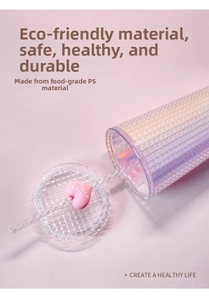 Dettaglio bicchiere in plastica PS alimentare con cannuccia a cuore in rosa sfumato