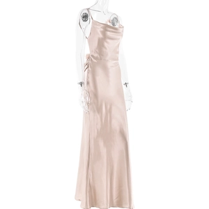 Détail de la robe en satin rose clair avec col bénitier et fronces latérales élégantes