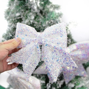 Lazo de Navidad grande blanco iridiscente con lentejuelas en un árbol nevado