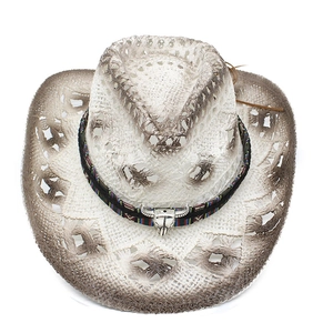 Détail d'un chapeau de paille western avec tissage ajouré et tête de taureau argent