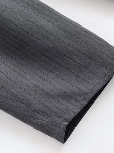 Détail macro du tissu à rayures gris foncé montrant la couture et la texture de qualité