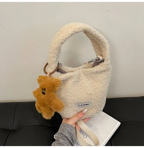 Détail du sac seau en laine d'agneau avec breloque ours et sangle tissée