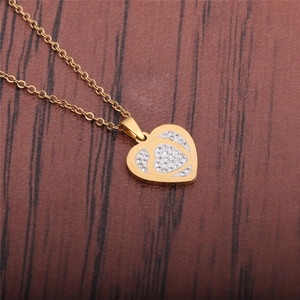Vista macro della collana con ciondolo a cuore in oro 18K con strass brillanti incastonati