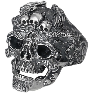 Détails de la bague crâne en argent rétro avec gravures gothiques et aspect vieilli