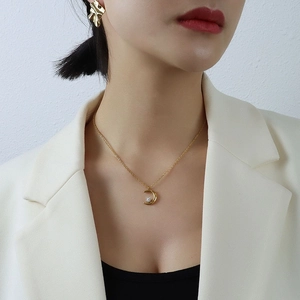 Crescent Moon Anhänger Halskette Titanstahl Mit Zirkonia Minimalistischer Zierlicher Schmuck Für Frauen 18K Vergoldet