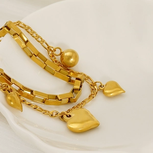Bracelet double couche doré avec pendentifs cœur et billes en acier inoxydable poli