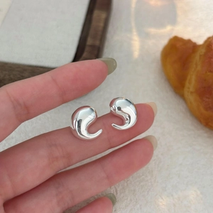 Polished S925 sterling silver teardrop earrings held in hand for minimalist style