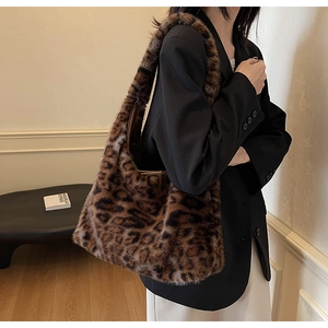 Détail du sac hobo en fausse fourrure léopard montrant la texture et la bandoulière