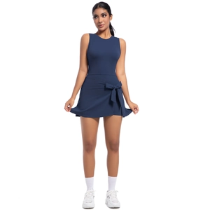 Dettaglio dell'abito da tennis senza maniche blu navy con laccetto in vita e vestibilità slim