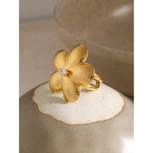 18k gold-plated stainless steel flower ring with sparkling zircon and brushed texture