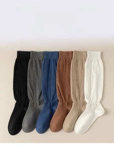Détail de six paires de chaussettes hautes en coton côtelé de diverses couleurs neutres