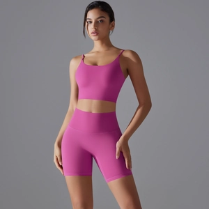 Completo yoga color magenta con pantaloncini a vita alta e reggiseno sportivo sottile