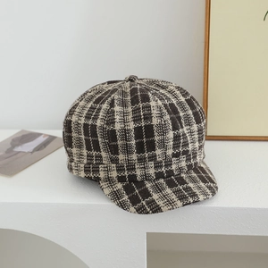 Dettaglio del berretto newsboy vintage a quadri per bambini in tweed marrone e beige