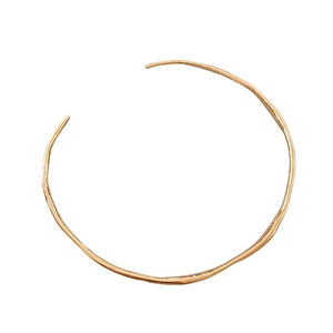 Minimalist gold plated wavy open collar necklace with irregular natural streamline design