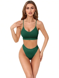 Détail de l'ensemble soutien-gorge de sport et string vert foncé à maille losange
