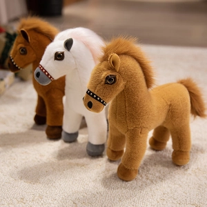 Trois peluches de chevaux en marron et blanc sur un tapis doux avec petits licols