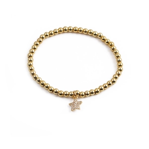 Bracelet à perles dorées avec pendentif étoile serti de zircons pour femme sur blanc