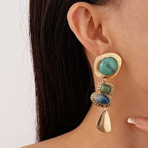 Boucles d'oreilles vintage dorées avec pierres en résine vertes et bleues au design géométrique