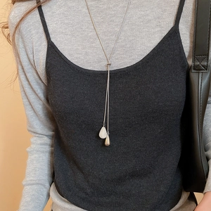 Detailansicht der verstellbaren silbernen Y-Kette mit Marmor-Tropfenanhänger am Model
