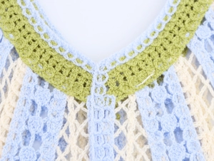 Détail du gilet en crochet à col en V avec des motifs de broderie florale multicolore