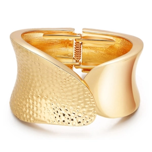 Fashionable gold wide double-layer pearl cuff bracelet with retro hammered metal texture
