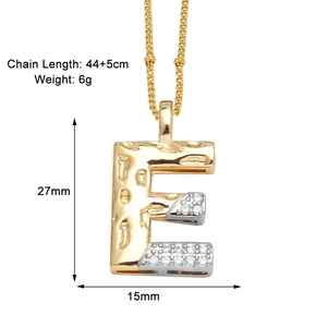 Détail du collier lettre E dorée avec accents pavés argentés et dimensions de taille