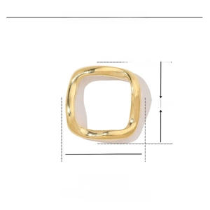 Detailansicht goldener unregelmäßiger quadratischer Edelstahl-Ohrringe mit Maßen