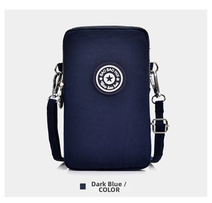 Détail frontal de la pochette téléphone bleu foncé en tissu oxford avec logo étoile