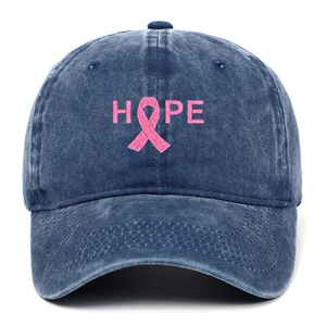 Detail der rosa Schleifen-Stickerei und HOPE-Schriftzug auf gewaschener Baumwollkappe