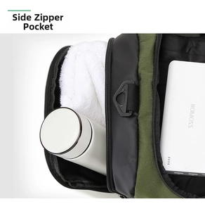 Détail du compartiment latéral zippé avec serviette, thermos et batterie externe