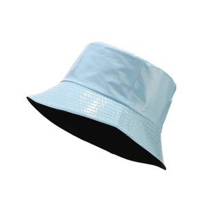Chapeau bob en cuir PU bleu clair brillant avec doublure noire et surpiqûres