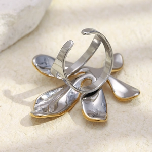 Bague réglable bicolore plaquée or 18K avec design de feuille au fini miroir argent