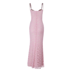 Detailansicht der rosa Spitze und Träger am figurbetonten Meerjungfrau-Maxikleid