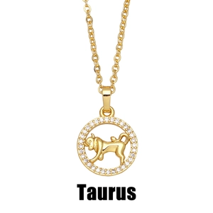Détail macro du pendentif zodiaque Taureau doré orné de pierres de zircon blanc