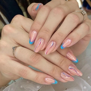 Uñas Postizas Almendradas Puntas Francesas Azules Líneas Onduladas Rosas Brillo Plateado Elegantes Dulces Mujeres