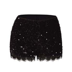 Détail de short noir à paillettes avec bordure en dentelle cil et taille élastique