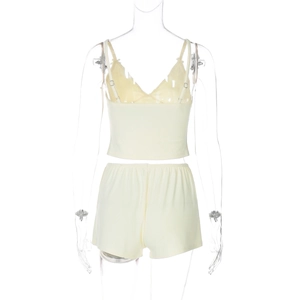 Vue arrière de l'ensemble caraco à col en V et short jaune clair sur mannequin
