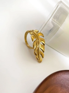 Detailed macro shot of 18k gold leaf ring featuring clear veins and tiny diamonds