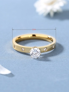 Vue détaillée d'une bague solitaire dorée avec un diamètre intérieur de 2 cm