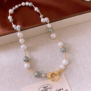 Élégant collier de perles plaqué or avec grand fermoir nœud et touches de vert