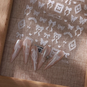 Stickers ongles 3D blancs avec nœuds, papillons et motifs dentelle élégants TS-3878