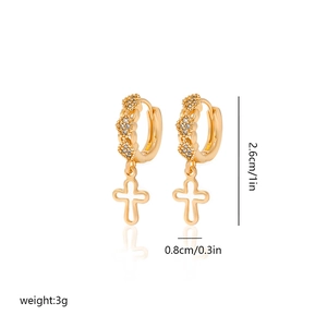 Detailansicht der Goldohrringe mit Zirkonia-Inlay und hohlem Kreuzanhänger