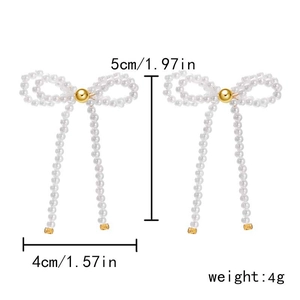 Detailed dimensions of bowknot pearl earrings showing 5cm height and 4cm width