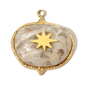 Détail d'un pendentif en pierre naturelle ovale avec étoile dorée et bordure en acier