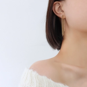 Boucles d'oreilles franges chic en acier titane doré avec chaînes de perles multicouches