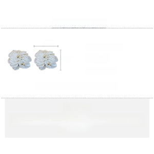 Detail specifications of flower earrings with pearl tassels showing dimensions of 3x2cm
