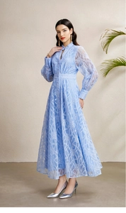 Détail de la robe bleu clair de style palais avec dentelle brodée et col en V élégant