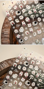 Vue macro de stickers ongles 3D de Noël avec motifs de bonhomme de neige et de flocons