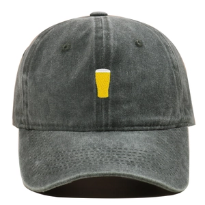 Détail de la broderie chope de bière jaune sur une casquette en coton gris anthracite