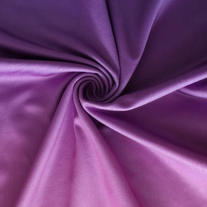 Detailaufnahme von glattem violettem Farbverlaufsgewebe mit glänzendem Elasthan-Gefühl